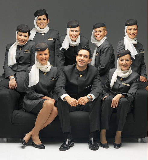 iako nose moderne uniforme, stjuardese Etihada mose i stilizovane feredže