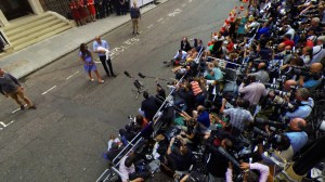 Užas od nasrtljivaca koji je dočekao K&V po izlasku iz porodilista